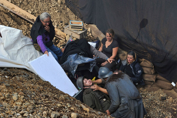 Sur le tournage de "Frantz", de François Ozon - Tournage dans une tranchée. Tandis que François Ozon, derrière la caméra, donne ses indications, Pascal Marti affine la lumière sur les comédiens : Anton von Lucke (et Pierre Niney, de dos) – Photo Jean-Claude Moireau, PFA
