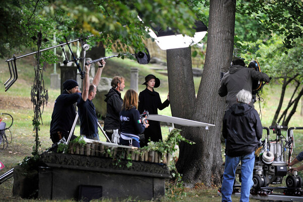 Sur le tournage de "Frantz", de François Ozon - Un plan sur le visage de Paula Beer, au cimetière. Pascal Marti, de dos derrière François Ozon qui cadre, contrôle sa lumière... – Photo Jean-Claude Moireau, PFA