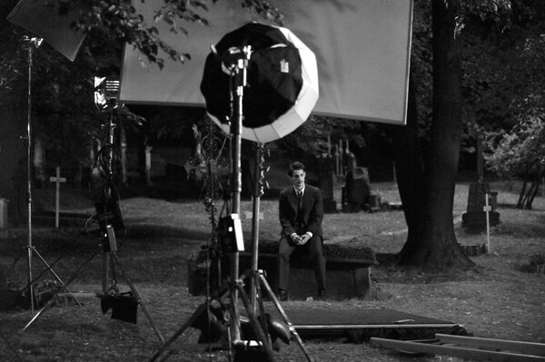 Sur le tournage de "Frantz", de François Ozon - Pierre Niney solitaire sur le décor du cimetière. Beaucoup de matériel pour la lumière autour de lui puisqu'on tourne en couleur mais en sachant qu'au final l'image sera en noir et blanc – Photo Jean-Claude Moireau, PFA