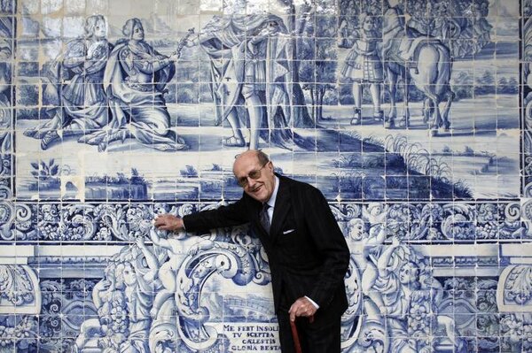 Manoel de Oliveira devant un mur de carreaux de faïence du 17<sup class="typo_exposants">e</sup> siècle à Lisbonne en 2008 - DR