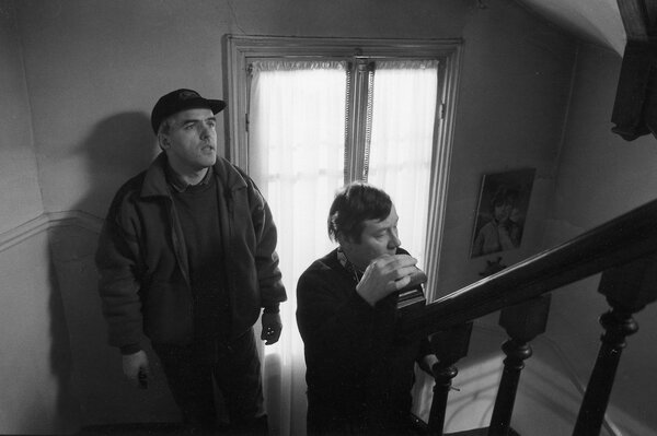 Philippe Sanson et Paul Bonis sur le tournage d""Alouette, je te plumerai", de Pierre Zucca, en 1987