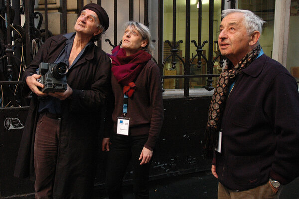 Jean-Pierre Beauviala, Aaton Delta Penelope en mains, Agnès Godard et Willy Kurant, amusés par l'atterrissage, dans la cour de La Fémis au Micro Salon, d'un OVI (objet volant identifié), en 2008 - Photo Nelly Flores - Archives AFC