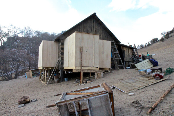 Hollywood Baïkal (2) - The Teddy's cabin boxes, photographed by whom has created them. <i>(Photo by Cyril Gomez-Mathieu, set designer, Thursday 5 March)</i>