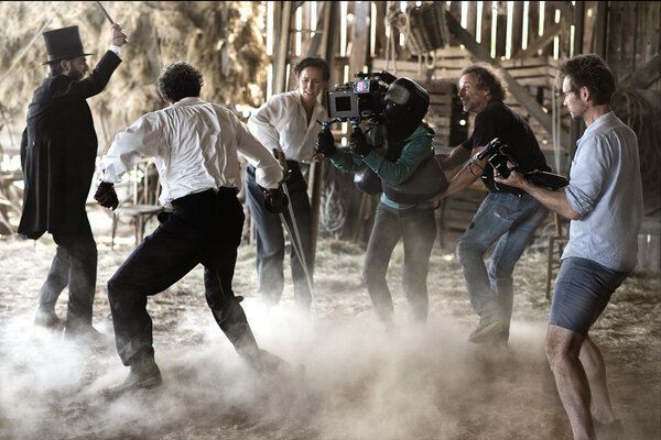 Sur le tournage : Lucie Baudinaud, à la caméra, Michel Carliez, sur sa droite, et Alexis Cohen, au point. - Photo Guy Ferrandis