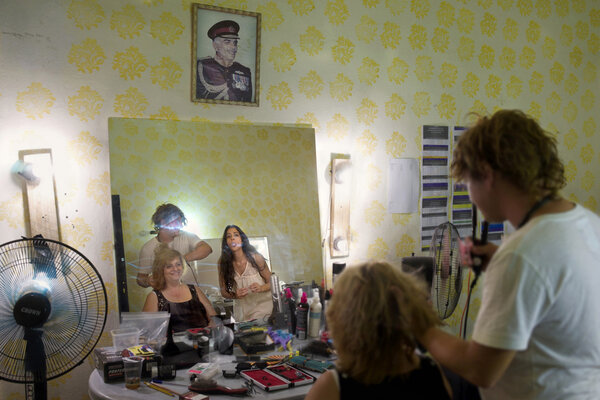 Zarqa. Loge HMC - Loge habillage-maquillage-coiffure. Laura, Bill le nouveau coiffeur, et Maisa sous le regard bienveillant de l'ex roi Hussein. <i>(Samuel, dimanche 20 juillet)</i>