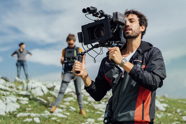 Paul Guilhaume sur le tournage des "Héros ne meurent jamais" - Photo : Adrien Selbert