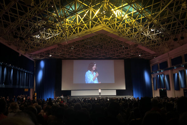 Lili Hinstin dans l'Auditorium FEVI - Photo Léo Hinstin