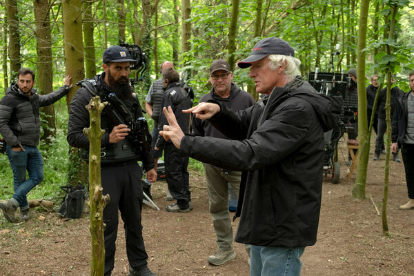 Roger Deakins preparing a shot with Charlie Rizek - Universal Pictures France