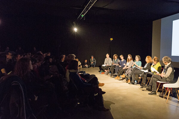 Nathalie Durand, au micro, présentant la conférence du collectif Femmes à la caméra - De g. à d. : Agathe Savornin, Céline Pagny, Pascale Marin, Charlotte Michel, Nathalie Durand, Claire Mathon, Claude Garnier, Julie Grünebaum - Photo Ana Lefaux