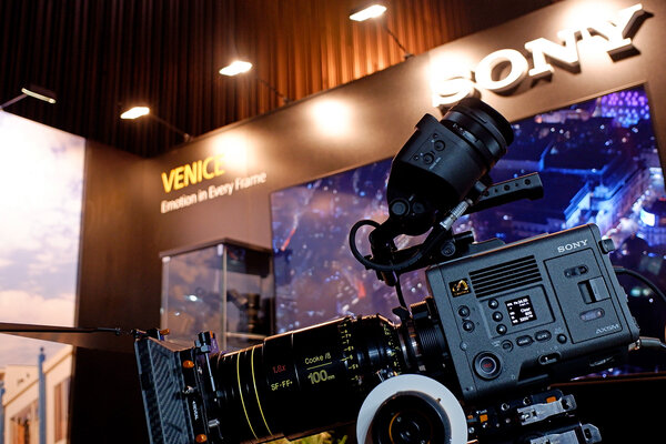 La Sony Venice 2 sur le stand de Sony à Camerimage 2021 - Photo : Jean-Noël Ferragut