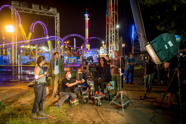 Tournage de nuit - De gauche à droite : Léa Gaillard, 3<sup class="typo_exposants">e</sup> assistante caméra, Pierre Michaud, Alice Rebetez, 2<sup class="typo_exposants">e</sup> assistante caméra, derrière Céline Bozon, Renaud Epelboin et au fond, François Méreu, chef opérateur du son <br class='manualbr' />Photo Maxime Beaufey