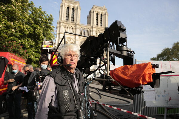 Jean-Jacques Annaud sur le tournage de "Notre-Dame brûle" - Source AlloCiné