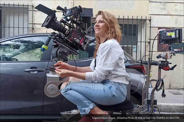 Evgenia Alexandrova, AFC, sur le tournage des "Femmes au balcon". - Photo : Nills le Gall