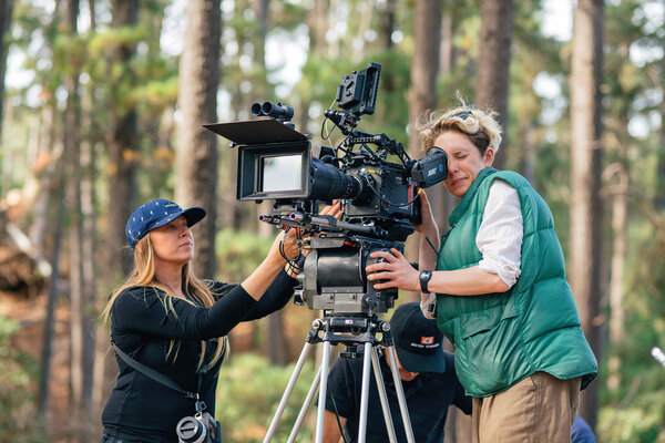 La cheffe opératrice Ari Wegner, ACS, en tournage avec la caméra Arri Alexa 35