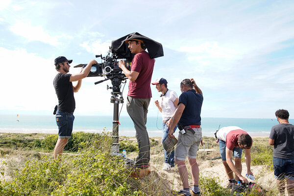 Sur les dunes, à Wissant - De g. à d. : Christophe Chauvin (1<sup class="typo_exposants">er</sup> assistant opérateur), Rémi Bouvier (assistant réalisateur, tee shirt blanc), Olivier Martin (chef machiniste), Antoine Margot (2<sup class="typo_exposants">e</sup> assistant opérateur, baissé)