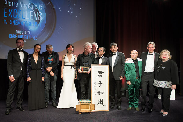 Christopher Doyle entouré de ses amis et invités de Thales Angénieux - De g. à d. : Frédéric Auburtin, Jenny Suen, Olivier Assayas , Juliette Binoche, Christopher Doyle, Richard Andry, Pierre Andurand, 2<sup class="typo_exposants">e</sup> à droite, entouré d'une délégation chinoise - Photo Pauline Maillet