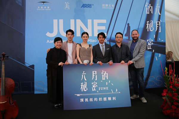 Annonçant {Juin} ({June}) à Cannes (de gauche à droite) : May Leung (Top Tendance), Jarvis Wu (acteur), Miao Miao (actrice principale), Aaron Kwok (acteur principal), Wu Jian (Tianying Media), et Forest Liu (Arri Chine)