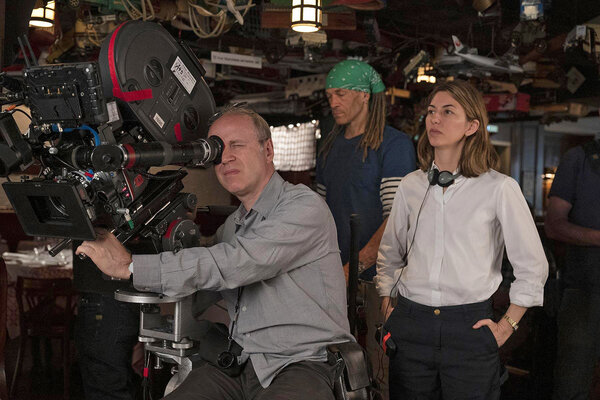 Sofia Coppola, Philippe Le Sourd, à l'œilleton de la caméra, et Tony Arnaud, machiniste, sur le tournage de "On the Rocks"