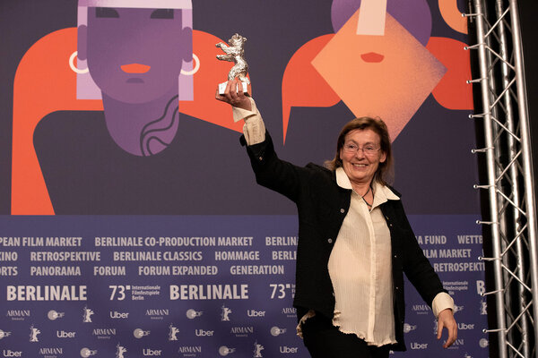 Hélène Louvart, son Ours d'argent en main - Photo Berlinale 2023