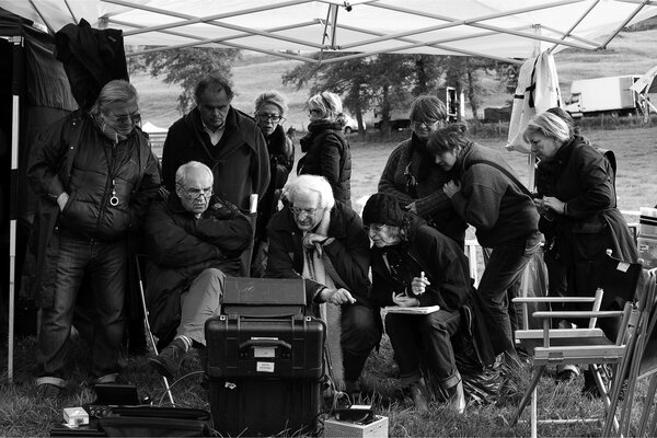Sur le tournage de "La Princesse de Montpensier", en 2010 - Bruno de Keyzer, à gauche, Bertrand Tavernier, au centre, Zoé Zustrassen, assise à droite, et des membres de l'équipe