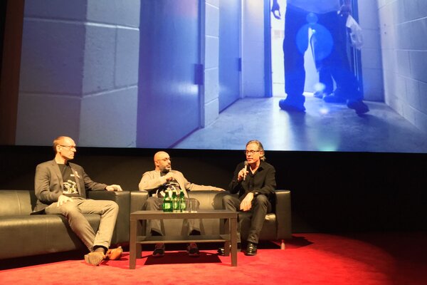 De g. à d. : Christophe Casenave, Snehal Patel, Chargé du Marketing des optiques Cinéma pour le continent américain, et Rodrigo Prieto, AMC, ASC