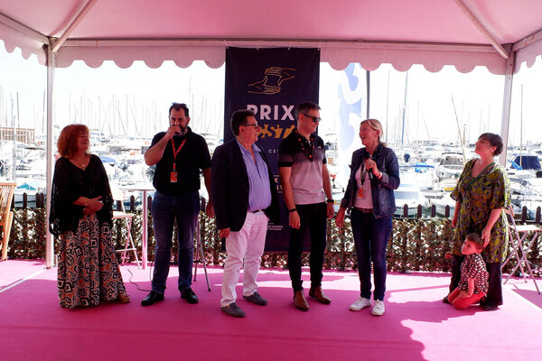 Sonia Robin, micro en main, à l'annonce de son Prix aux côtés d'Eric Chérioux et Angelo Cosimano - Photo Jean-Noël Ferragut