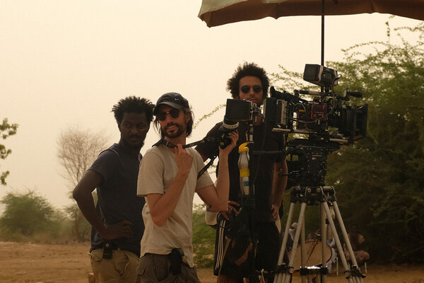 Sur le tournage de "Banel et Adama", - De g.à d. : Oumar Ba, Louis Roux et Amine Berrada