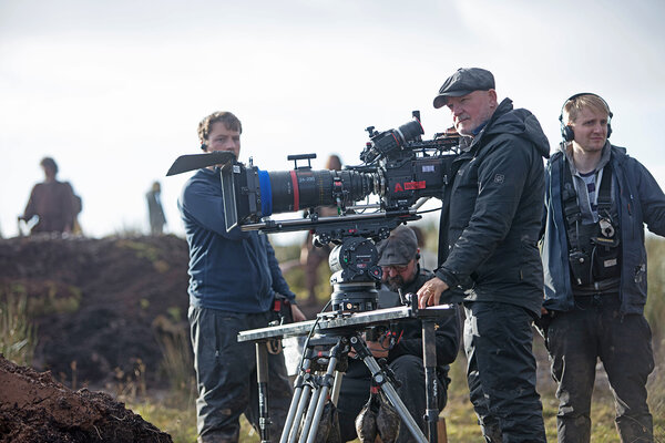 Barry Ackroyd en tournage avec un zoom Angénieux Optimo 24-290 mm - Photo Mark Mainz