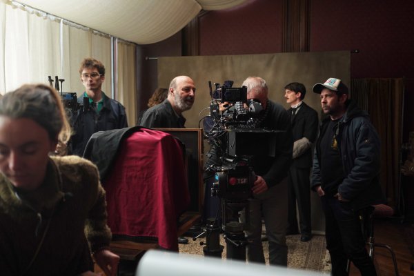 Sur le tournage de "La Venue de l'avenir" - De g. à d. : Juliette Pruvost, 2<sup class="typo_exposants">e</sup> assistant caméra, Louis Douillez, assistant vidéo, Cédric Klapisch, Alexis Kavyrchine, Jérémy Stone, chef machiniste - Photo Emmanuelle Jacobson Roques