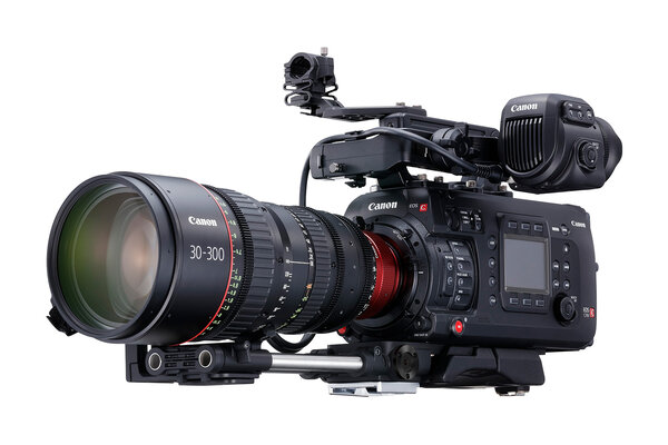 La caméra Canon EOS C700 équipée d'un zoom 30-300 mm