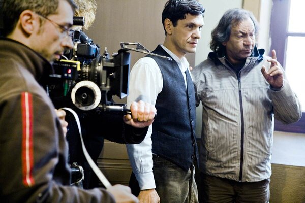 Marc Lavoine, au centre, Tony Gatlif, à droite, Julien Hirsch, derrière la caméra, sur le tournage de "Liberté"