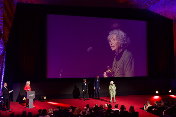Urlike Ottinger, recevant son Prix - Photo Pascale Marin