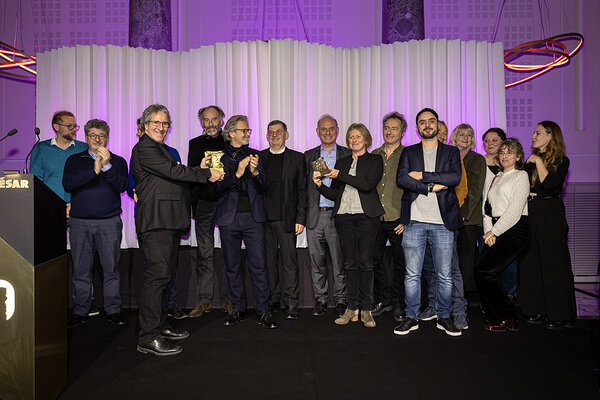 Danys Bruyère, TSF, à gauche, et Béatrice Bauwens, MPC, à droite, Trophée et Prix en mains - Photo Idriss Bayou / Lilijeanne Lac - ENS Louis-Lumière pour l'Académie des César 2025