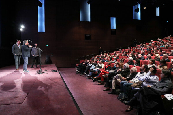 Bruno Nuytten, de profil, Frédéric Bonnaud et Bernard Payen, face aux premiers rangs d'invités - Photo Thierry Stefanopoulos - Cinémathèque française