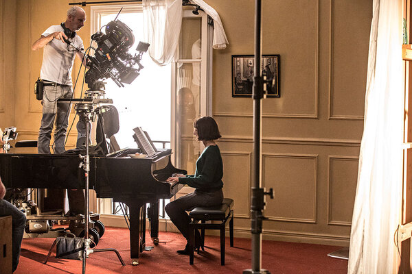 Rémy Chevrin, à la caméra, sur le tournage de "Chambre 212" - Photo Jean-Louis Fernandez