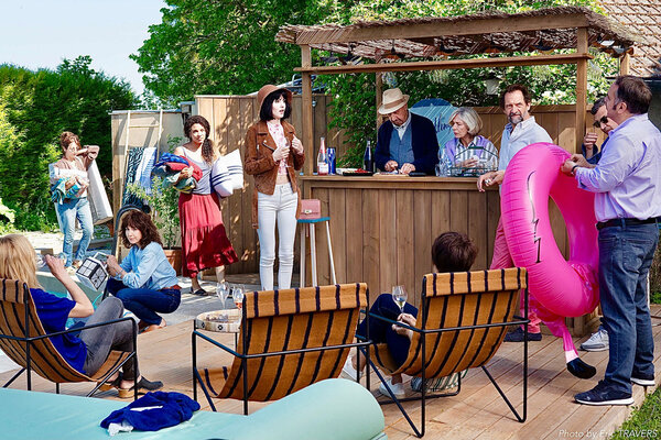 Elsa Zylberstein, Valérie Karsenti, Sylvie Testud, Claire Chust, Stéfi Celma, Eric Elmosnino, François-Xavier Demaison, Stéphane De Groodt, André Penvern, Arielle Séménoff, Marie-Julie Baup(assise de dos), sur le plateau de "Champagne!" - Photo Eric Travers