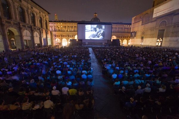 Projection nocturne sur la Piazza Maggiore