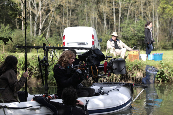 Claire Mathon, à la caméra, sur le tournage de "Comme un avion" - Photo Anne-Francoise Brillot