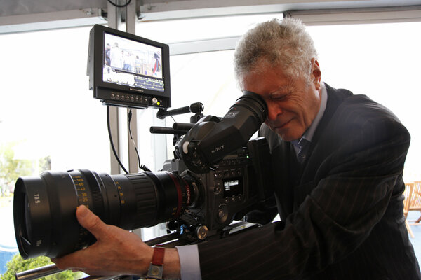 Pierre-William Glenn prend en main et et jette un œil à travers le zoom Angénienieux Optimo Style 25-250 mm - Photo Jérémie Ben Hamou - CST