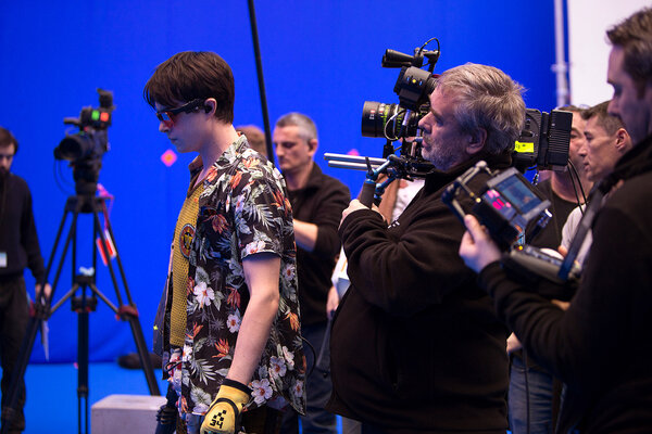 Dane DeHaan, Luc Besson, caméra et optique Leica à l'épaule, et des membres de l'équipe sur le tournage de "Valérian" - © EuropaCorp