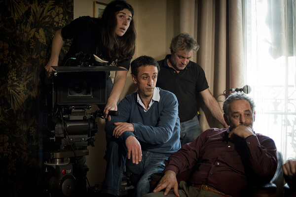Céline Bozon, à la caméra, et Nassim Amaouche, assis à son côté, sur le tournage de "Des Apaches" - DR