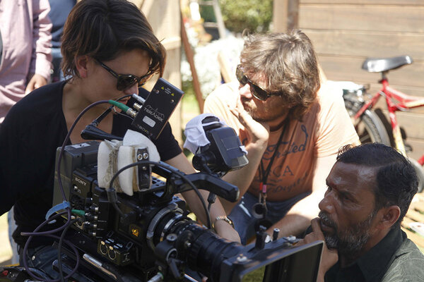 Sur le tournage de "Dheepan" en Inde avec la Sony F55 - Eponine Momenceau, derrière la caméra, Pierre Michaud, chef électricien, et Velu, 1<sup class="typo_exposants">er</sup> assistant opérateur - DR