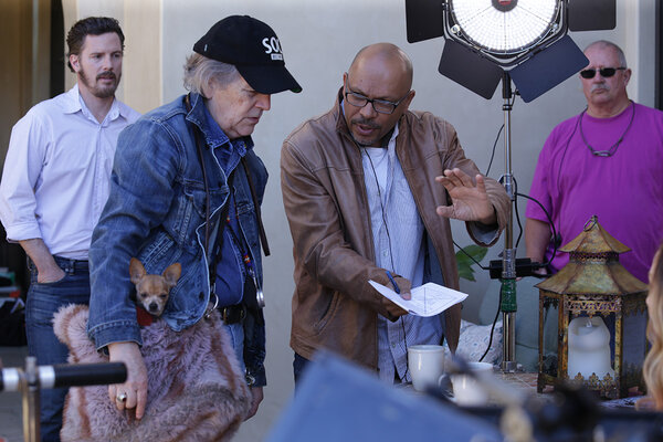 Roy H .Wagner, à gauche, et Robert Adetuyi sur le tournage de "Trouble Sleeping"