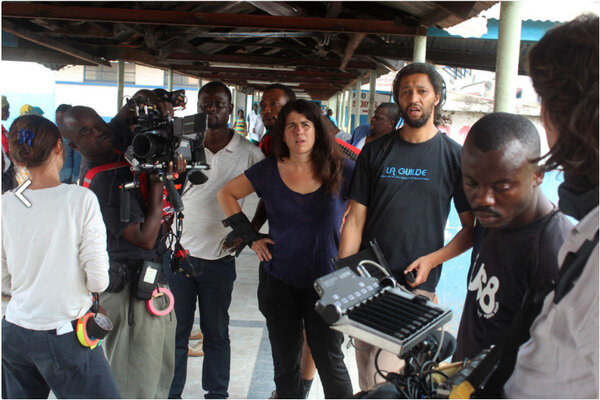 Céline Bozon et Alain Gomis, à sa gauche, sur le tournage de "Félicité"