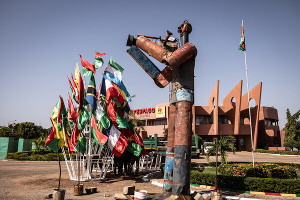 Sculpture "art brut" de l'artiste Sahab Koanda devant le siège du Fespaco - Photo Olympia de Maismont, avec son aimable autorisation
