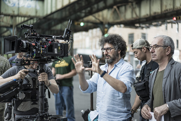 Radu Mihaileanu, au centre, et Laurent Dailland sur le tournage de "L'Histoire de l'amour"