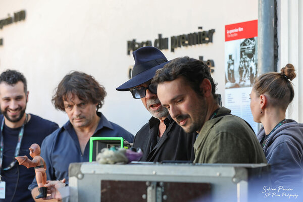 Tim Burton regardant le moniteur - Photo Sabine Perrin / SP Press Photoghraphy