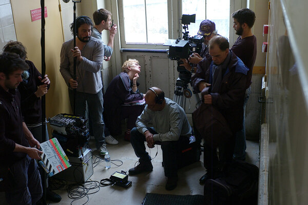 Denis Lavant, tête baissée à droite, Yorgos Arvanitis, à la caméra, et une partie de l'équipe sur le tournage de "Graziella" - DR