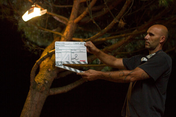 Hervé Ribatto sur le tournage d'"Under the Eiffel Tower", d'Archie Borders, en 2017 - Photo Julie Robineau