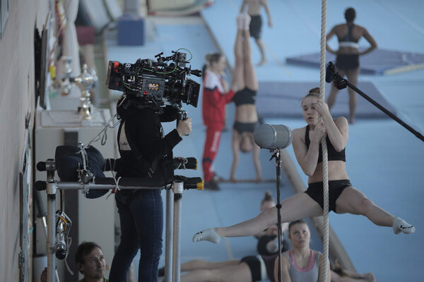 Lucie Baudinaud et la comédienne Nastya Budiashkina sur le tournage de "Olga"